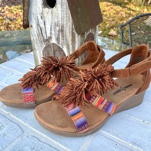 Minnetonka Desi Fringe Wedge Sandals Size 8 Brown Suede Multicolor Strap